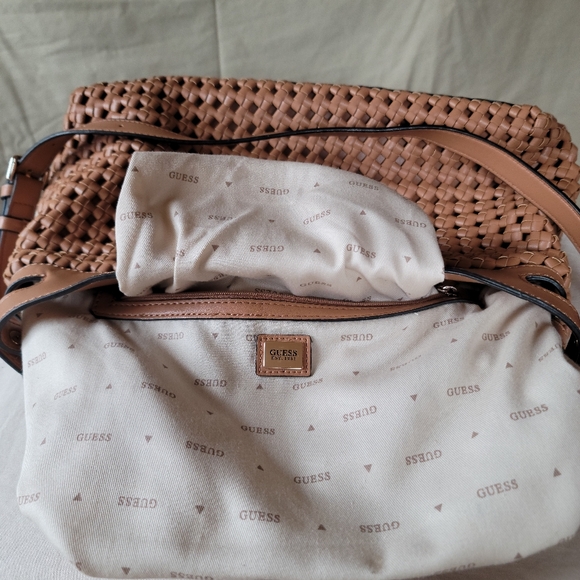 Guess purse - Picture 6 of 10